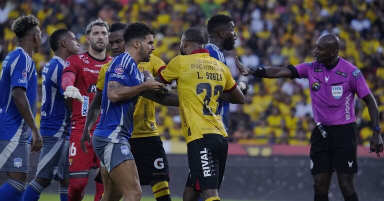 Emelec pidió los audios del VAR por el polémico arbitraje vs Barcelona: ¿cuáles son las cinco jugadas que reclama?