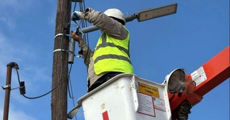 Avanza la modernización del alumbrado público en El Carril