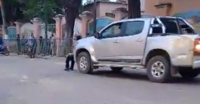VIDEO Locura en Tartagal: arrastró a un agente de tránsito con su camioneta en la puerta de un colegio