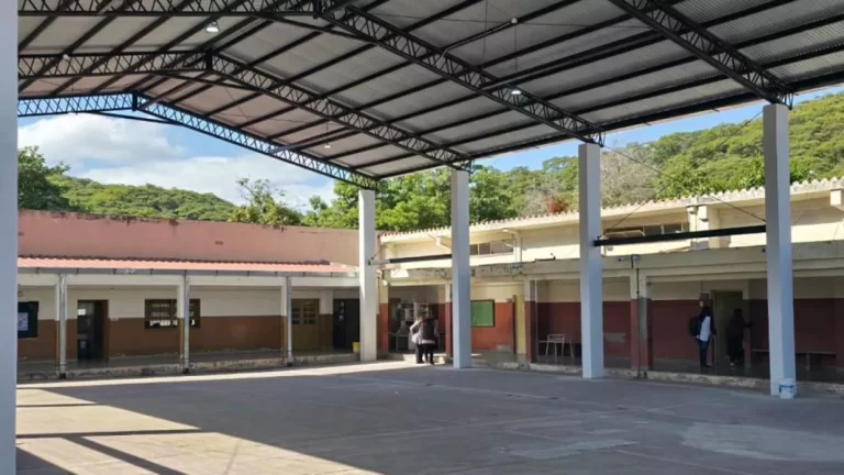 Construcción de tinglado para el patio de la escuela 4.003 de Capital