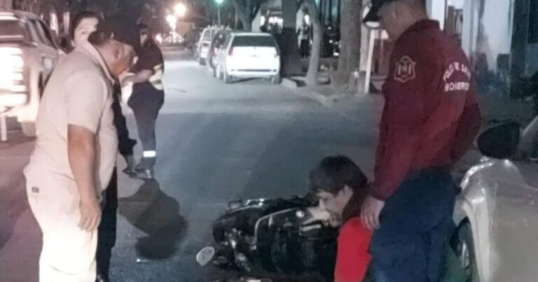 Un motociclista se quiso dar a la fuga en un control y chocó a un Policía