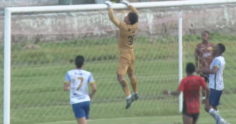 Video: el insólito blooper del arquero de San Antonio en la LigaPro Serie B