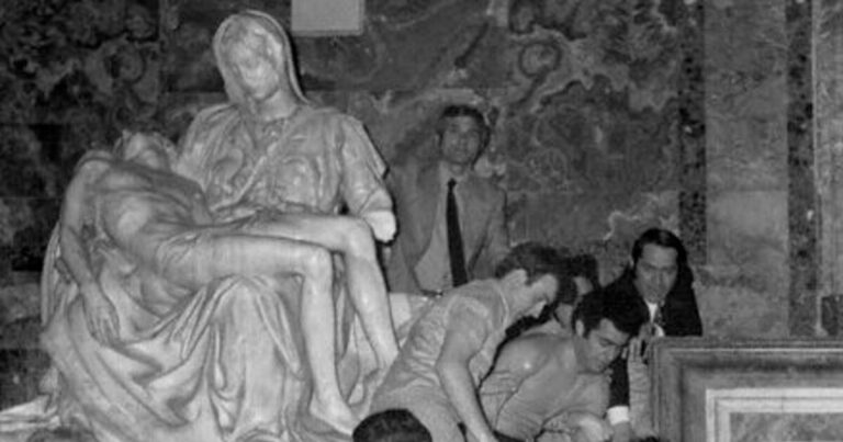 El ataque a martillazos a “La Piedad” y la increíble restauración gracias a las réplicas exactas de un pueblo del altiplano peruano