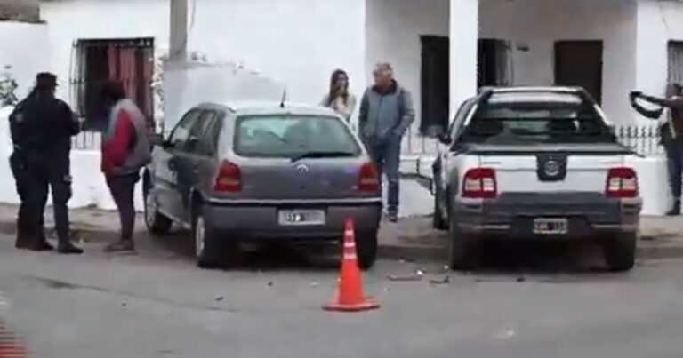 Salta: Violento siniestro vial casi termina con los autos adentro de una vivienda