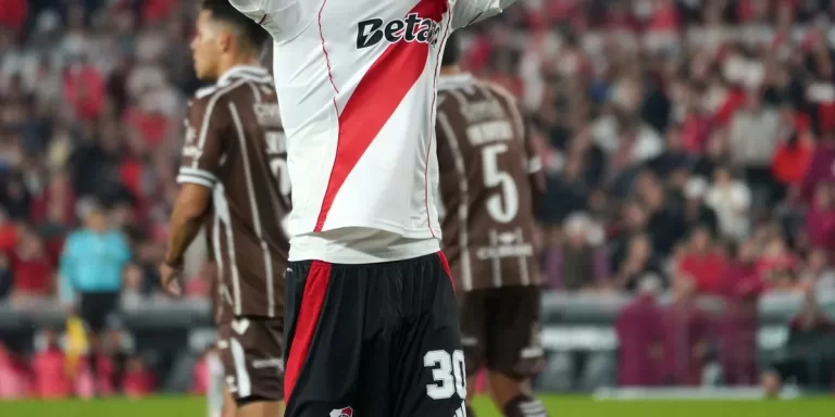 Platense se sobrepueso a las polémicas y eliminó a River en el Monumental