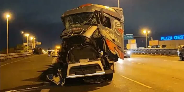 Acceso Oeste: Choque y vuelco entre un micro y un camión deja tres heridos