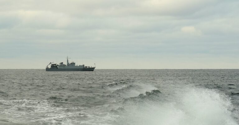 Polonia detectó un barco de la “flota fantasma” de Putin realizando maniobras sospechosas en el Báltico