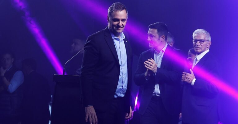 Santiago quiere imponerle a Karina el reemplazante de Adorni