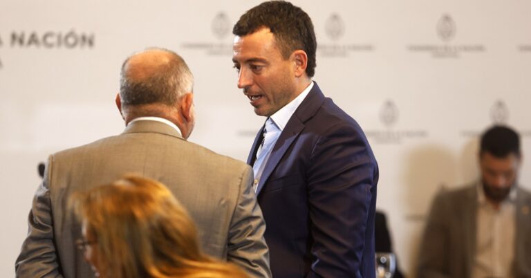 Amenaza de fractura en el radicalismo si De Loredo pacta con Milei