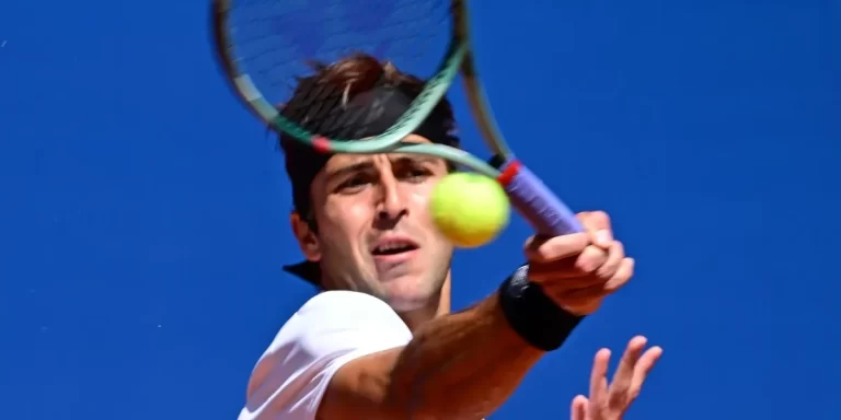 Tomás Etcheverry se impuso en otro duelo argentino y avanzó a los cuartos de final del ATP 500 de Hamburgo