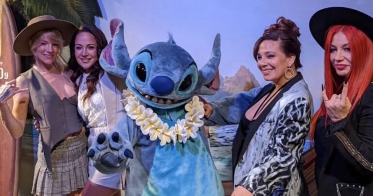 Reencuentro: Bandana brilló en la premiere de Lilo & Stitch
