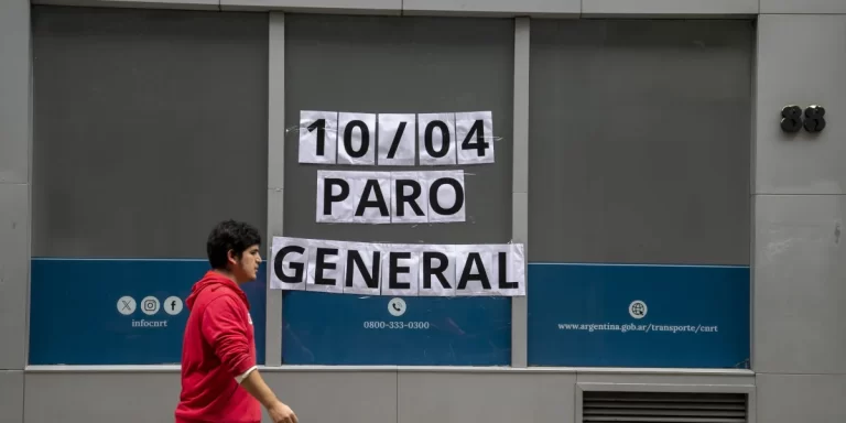El Gobierno limita el derecho a huelga mediante un DNU