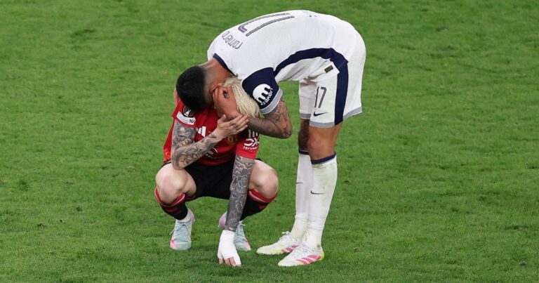 El conmovedor gesto de Cuti Romero con Alejandro Garnacho luego de ganar la Europa League