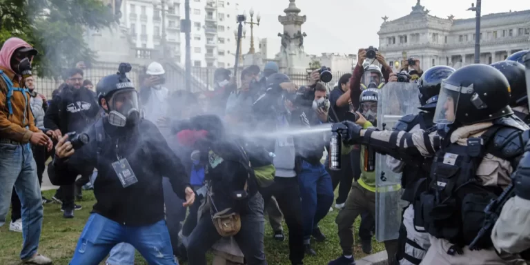 Represión en la manifestación de jubilados frente al Congreso