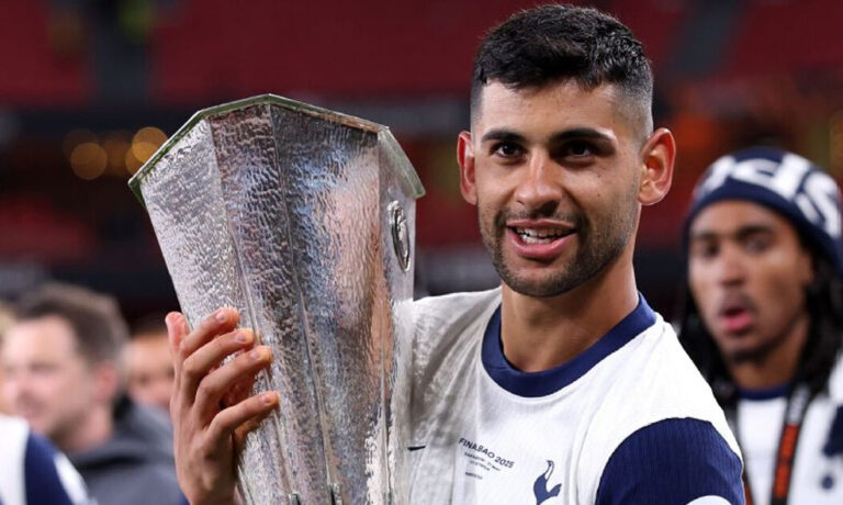 La emoción del Cuti Romero al salir campeón de Europa con el Tottenham tras 41 años: “Una familia”