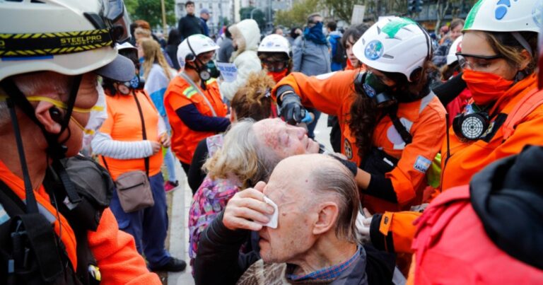Nuevas corridas y tensión en la manifestación de jubilados frente al Congreso