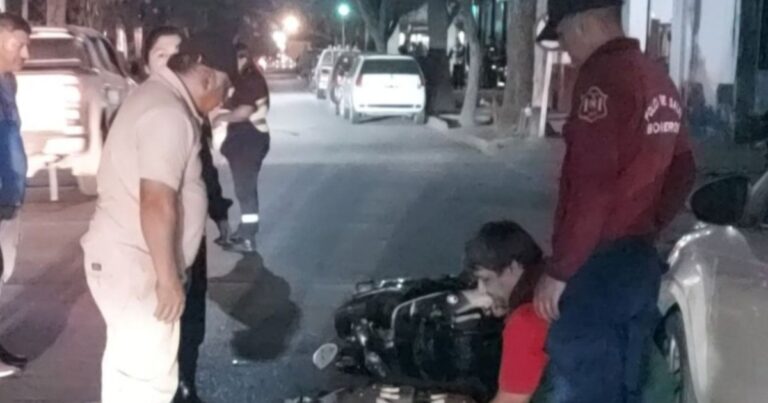 Por escapar de un control de motos chocó a un policía