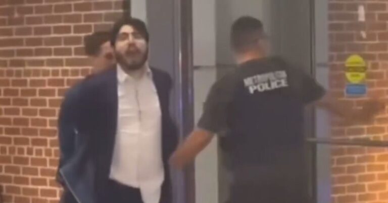 El momento en que arrestaron al sospechoso del asesinato de los empleados de la embajada de Israel en Washington