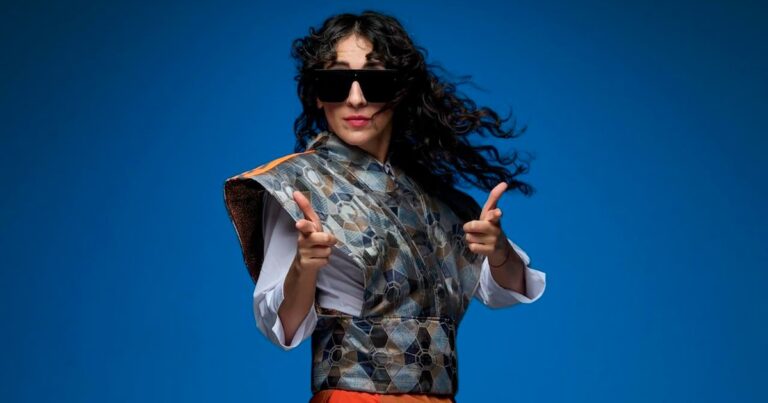 “Mona”: precariedad laboral, humor ácido, ópera y cuarteto en un unipersonal que es una proeza escénica