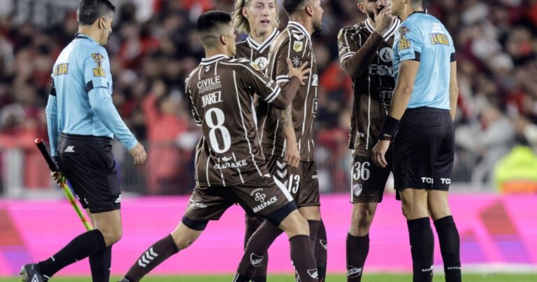 Un árbitro de élite no puede inclinar así la cancha