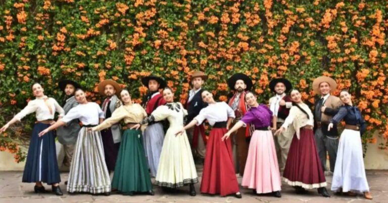 Danzas folclóricas en la explanada del cabildo para conmemorar el 25 de mayo