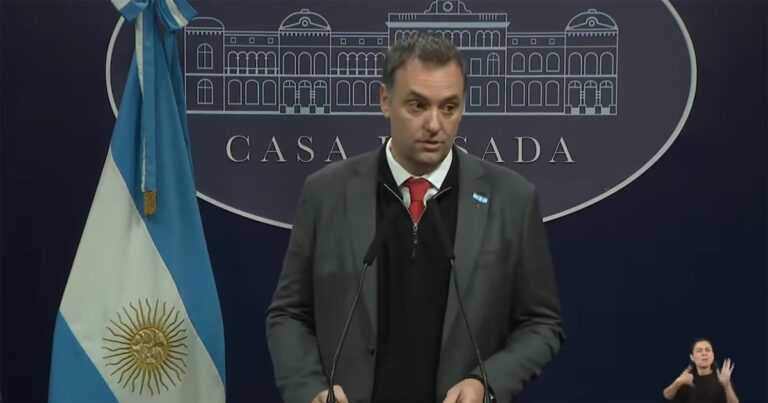 “Tus dólares, tu decisión”: la sugestiva frase de Manuel Adorni al anunciar las nuevas medidas