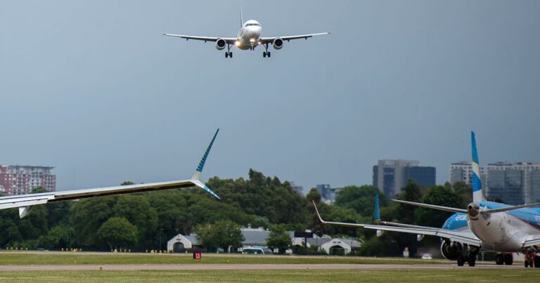 Los controladores aéreos anunciaron paros que afectarán los vuelos este sábado y domingo