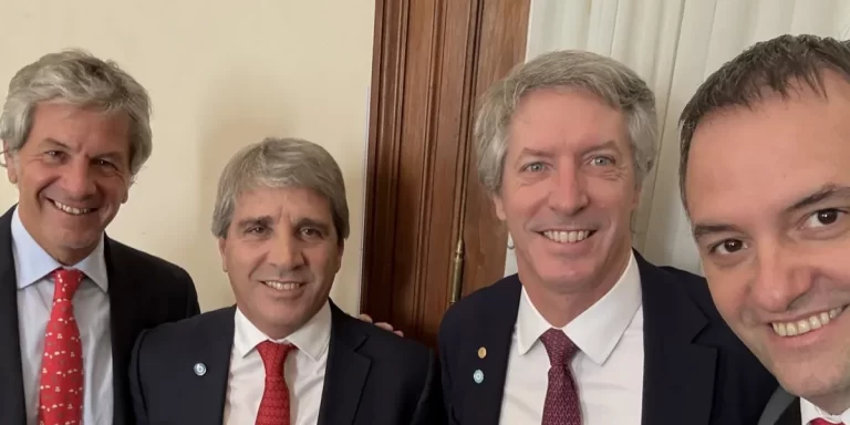 El Gobierno anunció las medidas para que los argentinos usen los dólares que tienen debajo del colchón