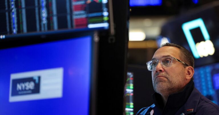 Mercados: ligera reacción alcista para las acciones y los bonos tras el anuncio para promover el uso de dólares en la economía