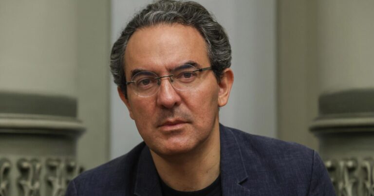 Para Juan Gabriel Vásquez, Vargas Llosa “ejerció el derecho a contar nuestra propia historia”