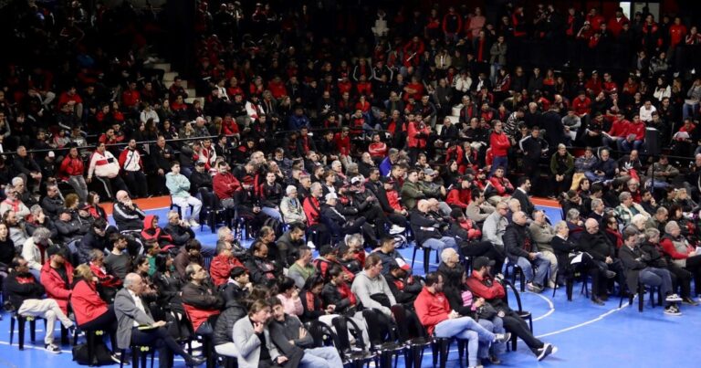 Graves incidentes en la asamblea de socios de Newell’s: hubo piñas, corridas y sillazos