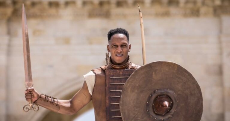 El “enemigo” de Dibu Martínez que se vistió de gladiador en Italia