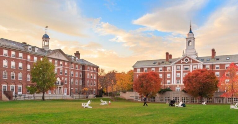 Doland Trump le prohíbe a Harvard inscribir a estudiantes extranjeros