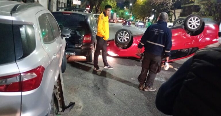 Accidente en Caballito: perdió el control de su vehículo, chocó a dos autos estacionados y volcó