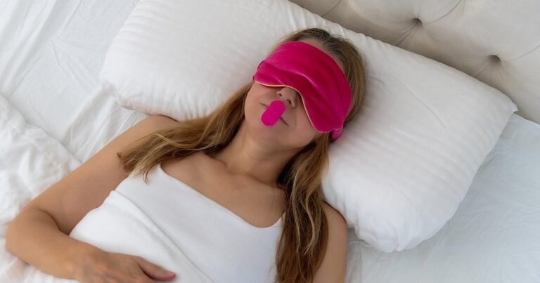 La moda viral de taparse la boca al dormir puede ser riesgosa para la salud