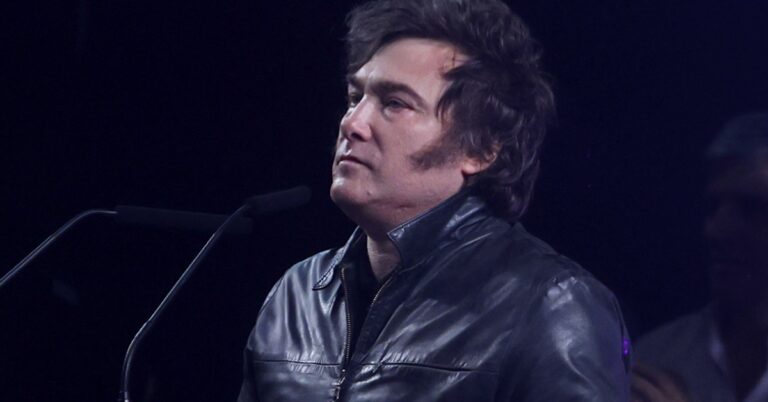 Milei exige a los periodistas que vayan de traje a la Rosada, pero él se disfraza de granadero