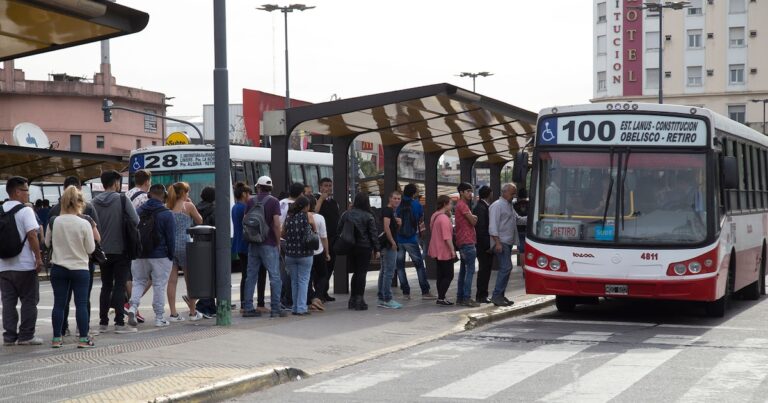 El aumento de los colectivos de AMBA dejó diferencias de tarifas: cuánto sale el boleto en cada línea