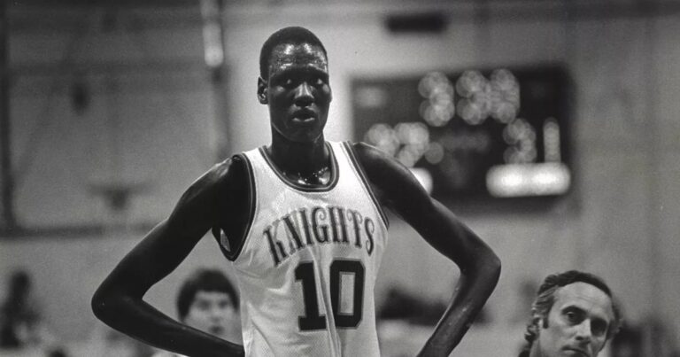 Todos en Estados Unidos consternados por la revelación sobre el hombre más alto en la historia de la NBA: “Le inventé una…”