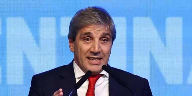 “Dólares bajo el colchón” | Caputo negó condicionamientos del FMI y hasta reveló que le dijeron tras el anuncio