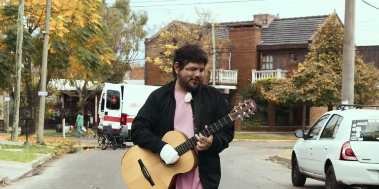 Santiago Motorizado presentó el primer adelanto de su álbum solista: “Google Maps”