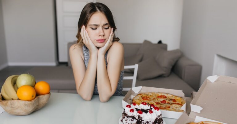 5 hábitos comunes que impiden mantener un peso saludable