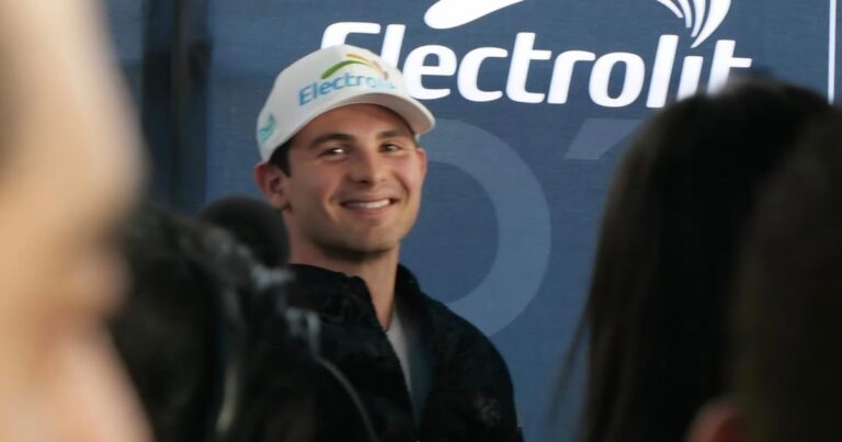 ¿Cábala o tradición? Pato O’Ward ordeña una vaca antes de las 500 millas de Indianápolis