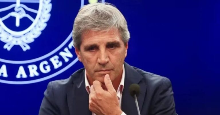 Caputo anunció un límite fiscal: gastos inferiores a $50 millones no serán informados