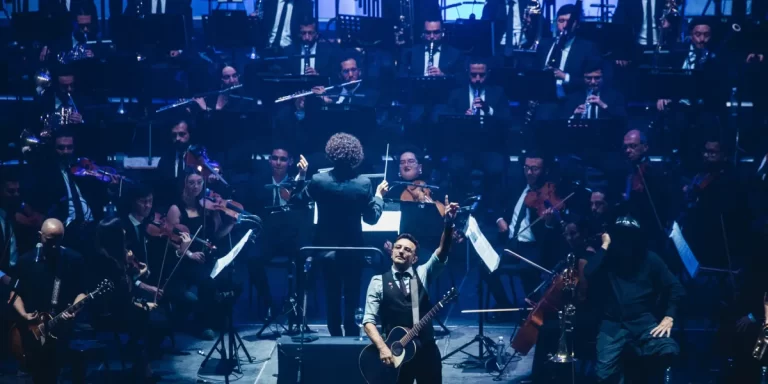 La noche que No Te Va Gustar de paró con la Filarmónica de Medellín y emocionó al Arena