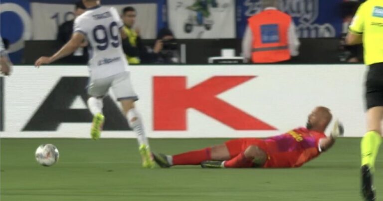 Insólito: Pepe Reina se fue expulsado en el último partido de su carrera