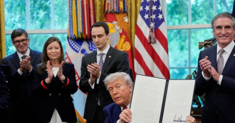 Donald Trump firmó una serie de decretos para impulsar la energía nuclear civil en Estados Unidos