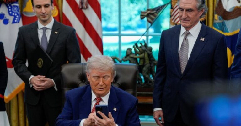 Donald Trump amenazó con extender a todos los fabricantes de teléfonos inteligentes el arancel del 25%