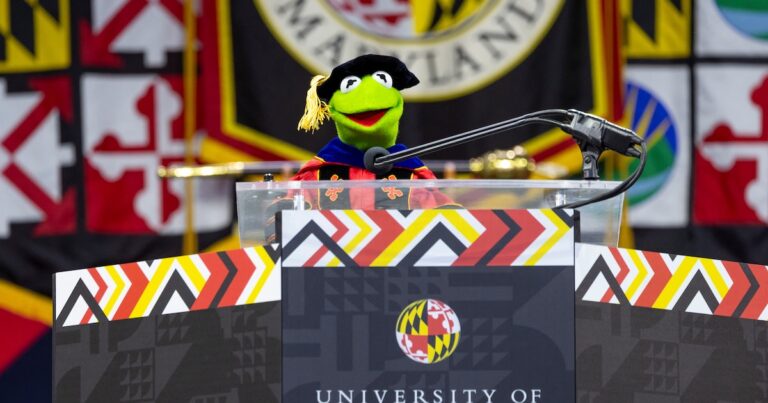 “La vida es mejor cuando saltamos juntos”: Rana René dio discurso en la Universidad de Maryland