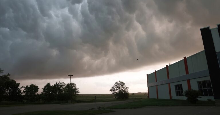 Tormentas severas amenazan el fin de semana festivo por el Día de los Caídos en EEUU