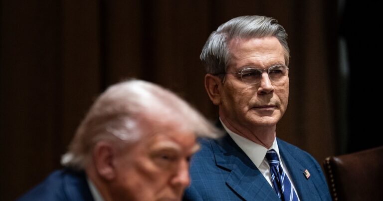 Bessent aseguró que la amenaza de Trump sobre los aranceles debería espabilar a la Unión Europea en las negociaciones